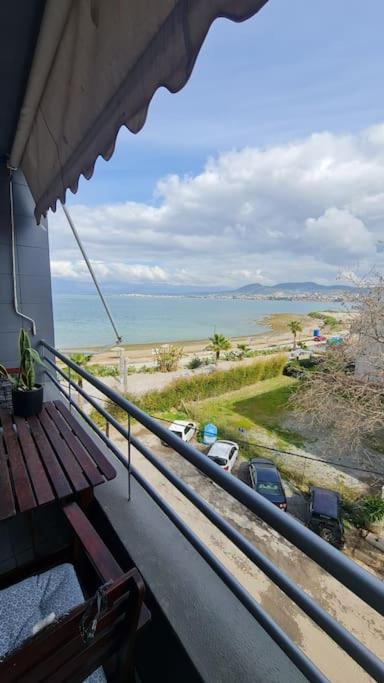 Seaside Apartment - Charlie'S House Халкида Экстерьер фото